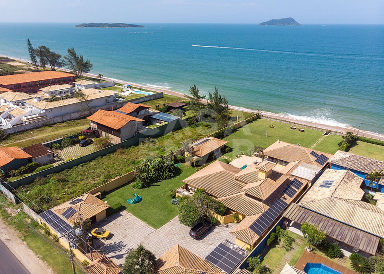Casa seis suítes, de frente para a Praia Rasa, com piscina