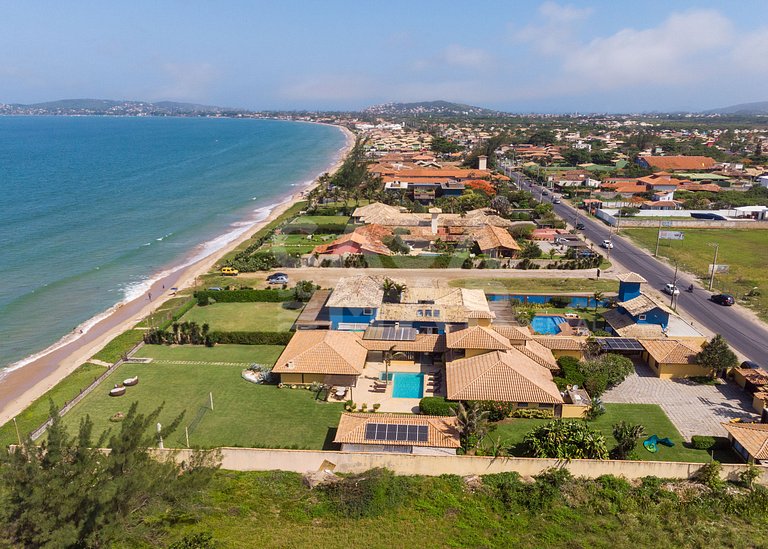 Linda casa com seis suítes, de frente para a Praia Rasa, com