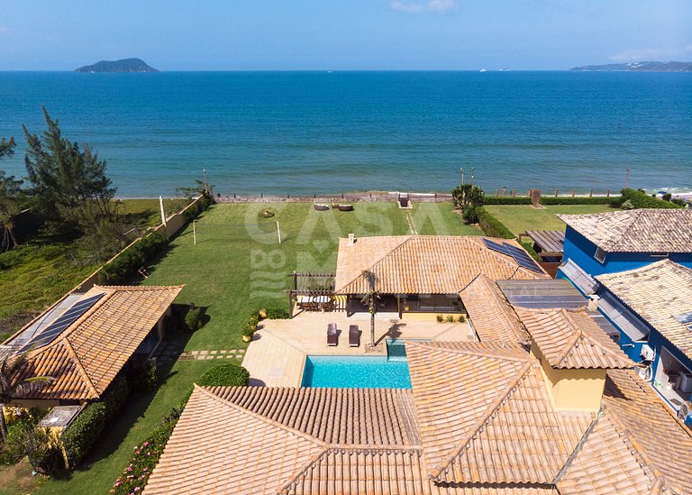 Casa seis suítes, de frente para a Praia Rasa, com piscina