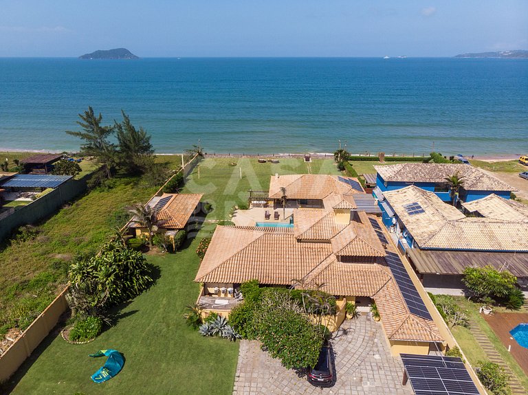 Casa seis suítes, de frente para a Praia Rasa, com piscina