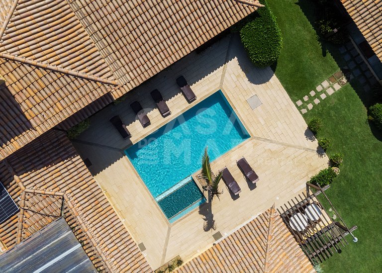 Casa seis suítes, de frente para a Praia Rasa, com piscina