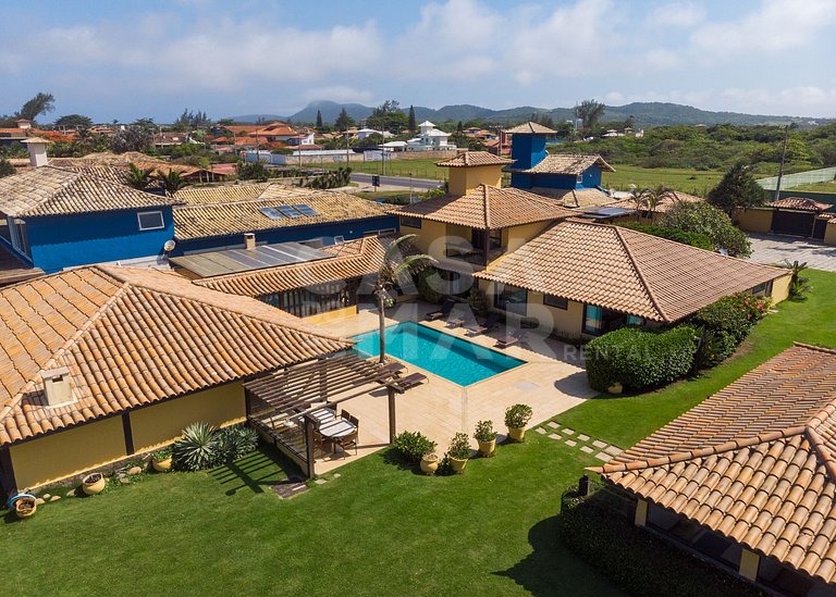 Linda casa com seis suítes, de frente para a Praia Rasa, com
