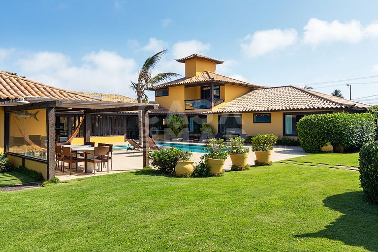 Casa seis suítes, de frente para a Praia Rasa, com piscina