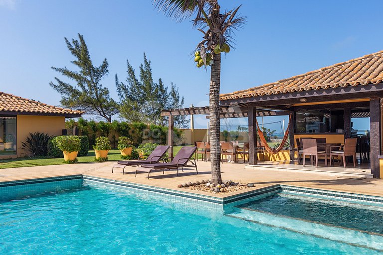 Casa seis suítes, de frente para a Praia Rasa, com piscina