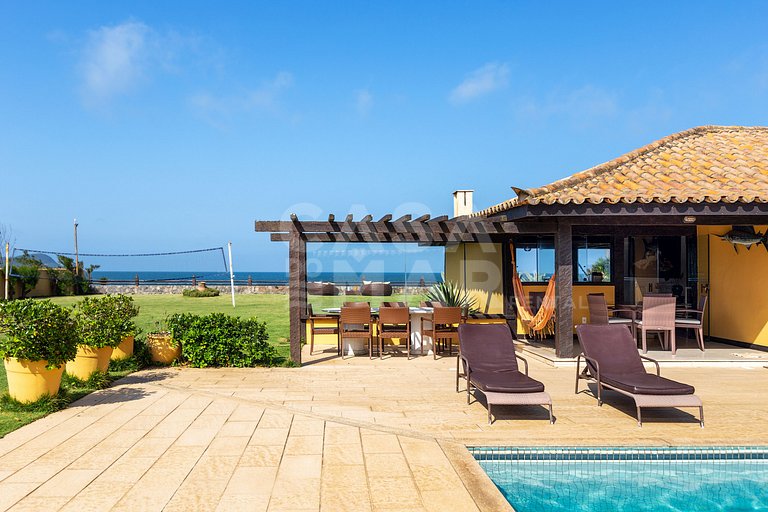 Casa seis suítes, de frente para a Praia Rasa, com piscina