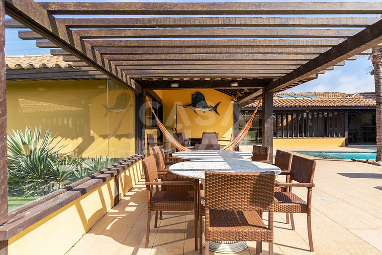 Casa seis suítes, de frente para a Praia Rasa, com piscina
