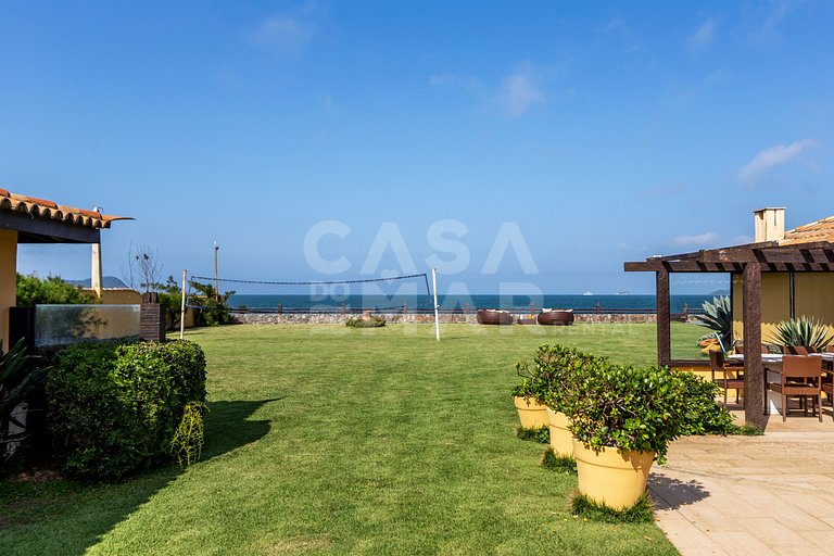 Casa seis suítes, de frente para a Praia Rasa, com piscina