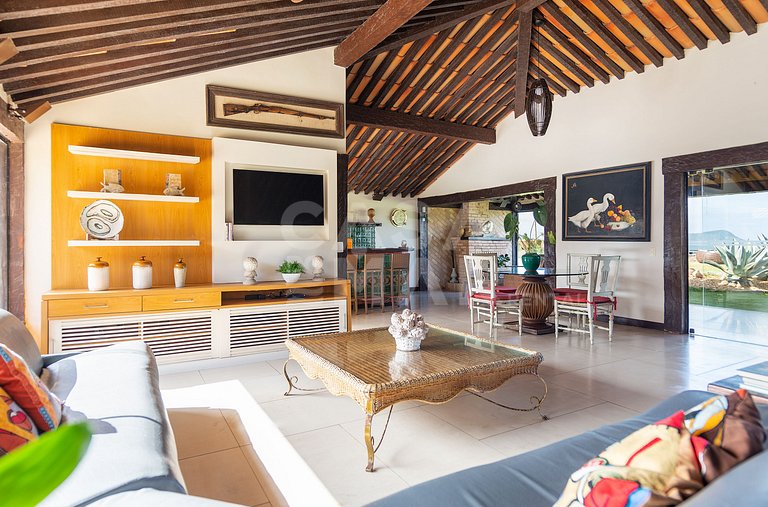 Casa seis suítes, de frente para a Praia Rasa, com piscina