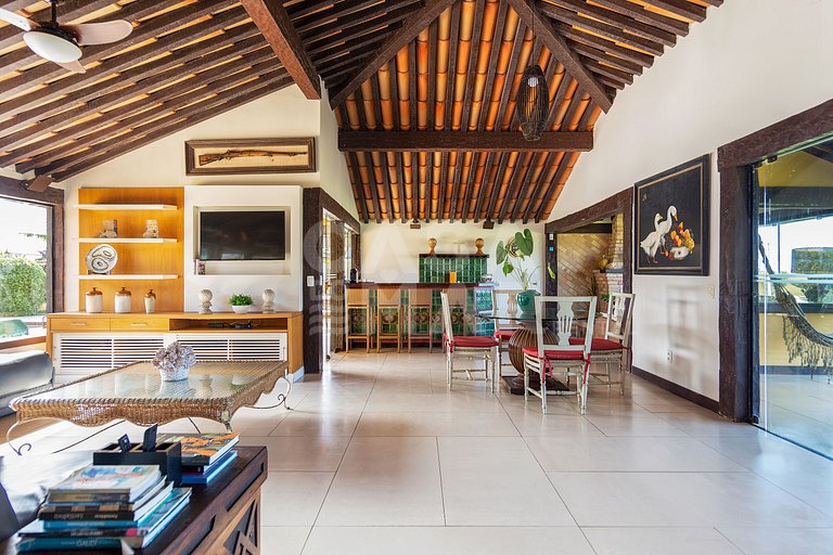 Casa seis suítes, de frente para a Praia Rasa, com piscina