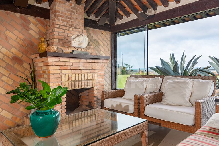 Linda casa com seis suítes, de frente para a Praia Rasa, com