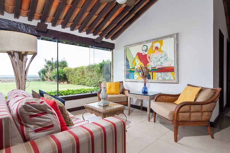 Casa seis suítes, de frente para a Praia Rasa, com piscina