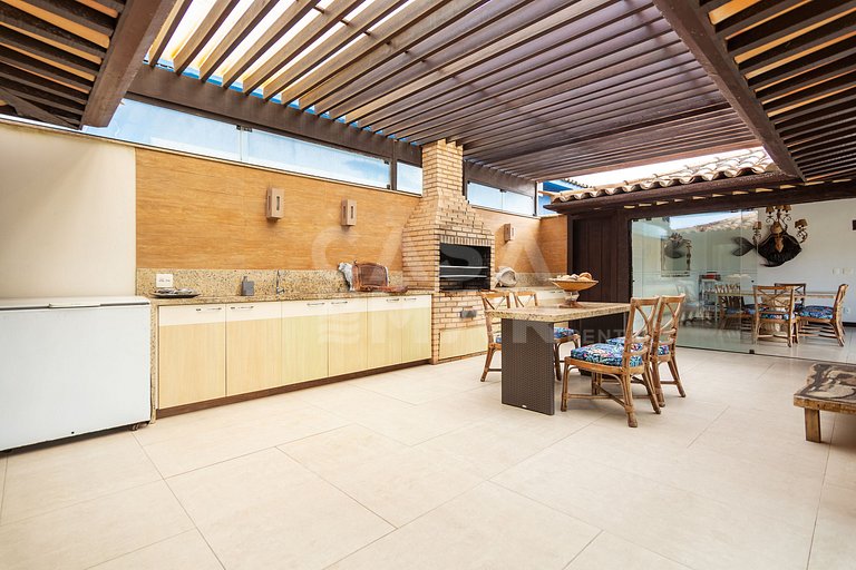 Casa seis suítes, de frente para a Praia Rasa, com piscina