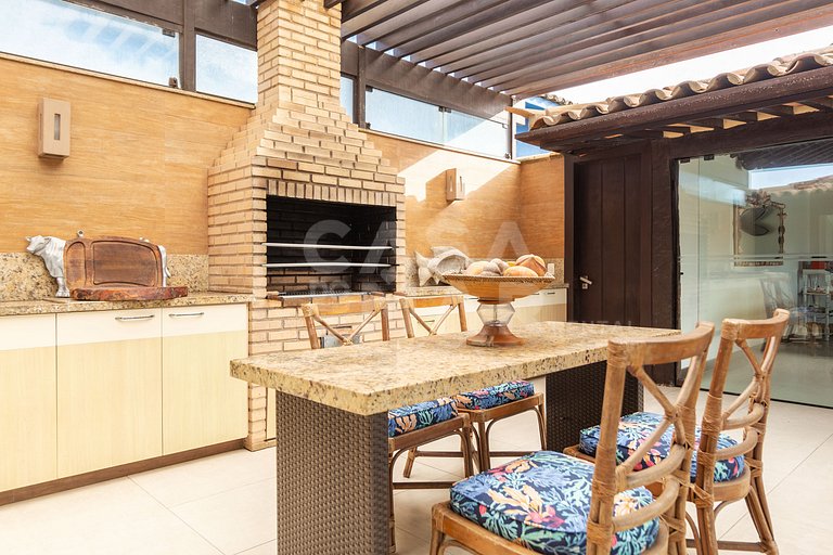 Casa seis suítes, de frente para a Praia Rasa, com piscina
