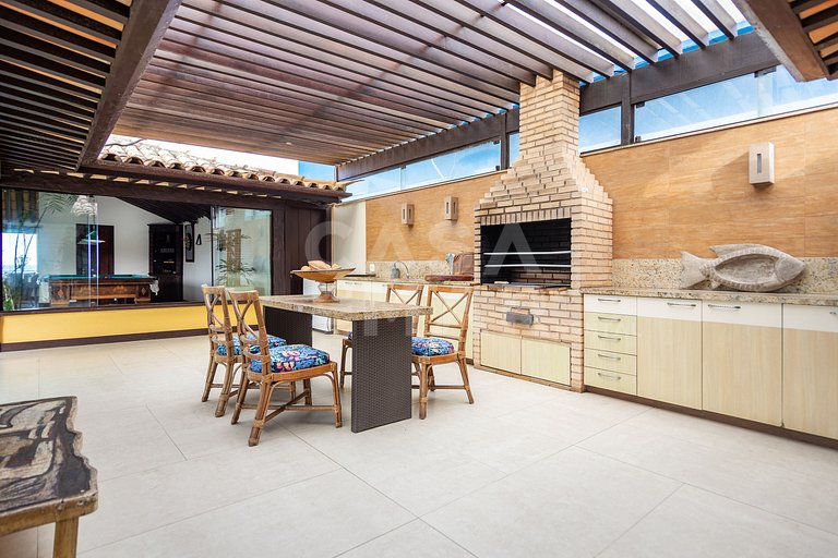 Casa seis suítes, de frente para a Praia Rasa, com piscina