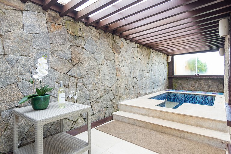 Casa seis suítes, de frente para a Praia Rasa, com piscina