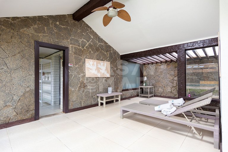 Casa seis suítes, de frente para a Praia Rasa, com piscina