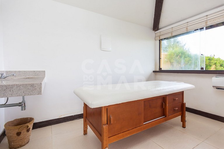 Casa seis suítes, de frente para a Praia Rasa, com piscina