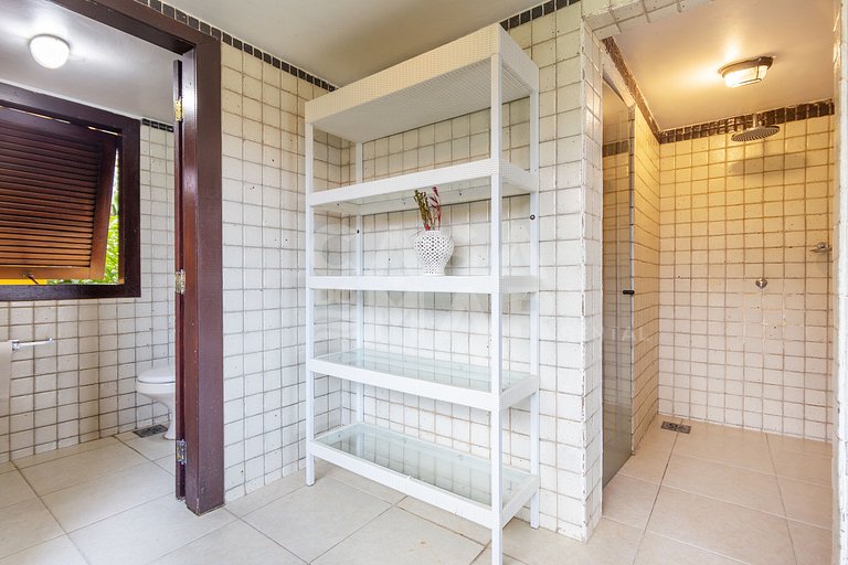 Casa seis suítes, de frente para a Praia Rasa, com piscina