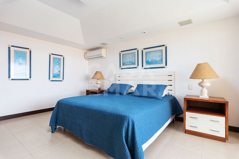 Casa seis suítes, de frente para a Praia Rasa, com piscina