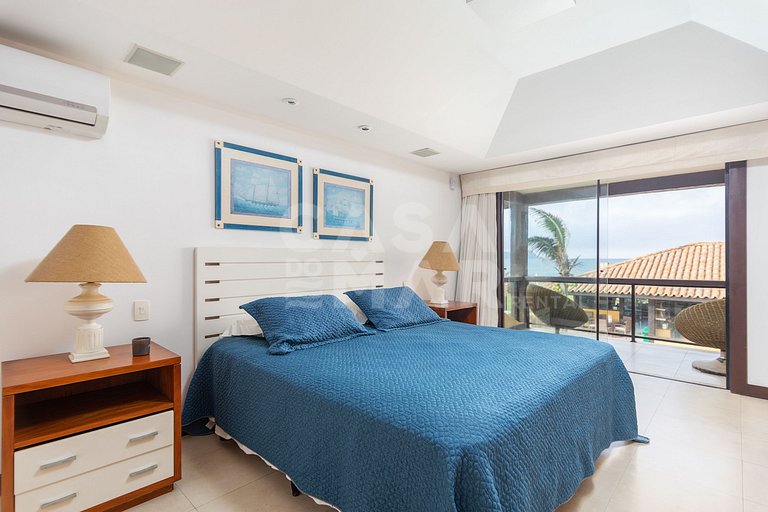 Linda casa com seis suítes, de frente para a Praia Rasa, com