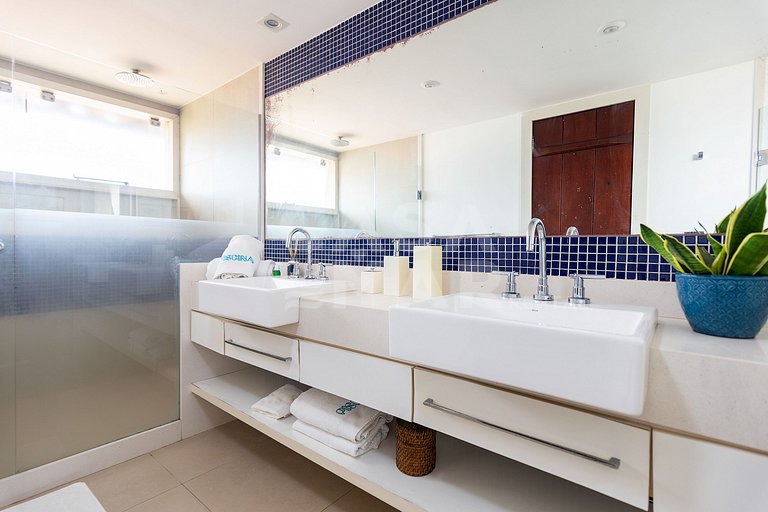Casa seis suítes, de frente para a Praia Rasa, com piscina
