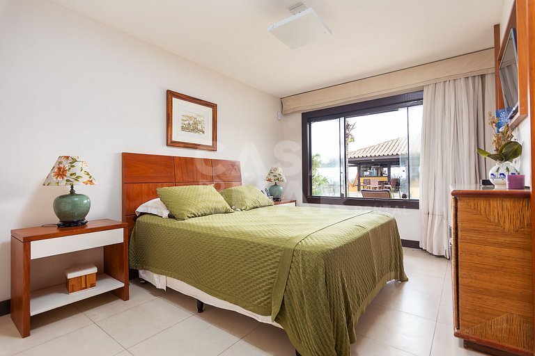 Casa seis suítes, de frente para a Praia Rasa, com piscina