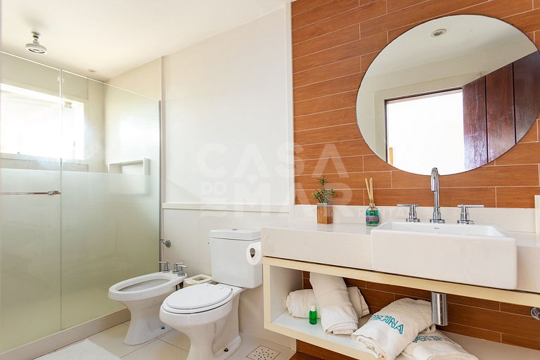 Casa seis suítes, de frente para a Praia Rasa, com piscina