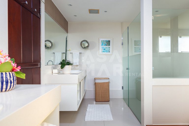 Casa seis suítes, de frente para a Praia Rasa, com piscina