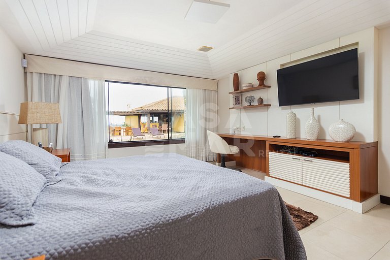 Casa seis suítes, de frente para a Praia Rasa, com piscina