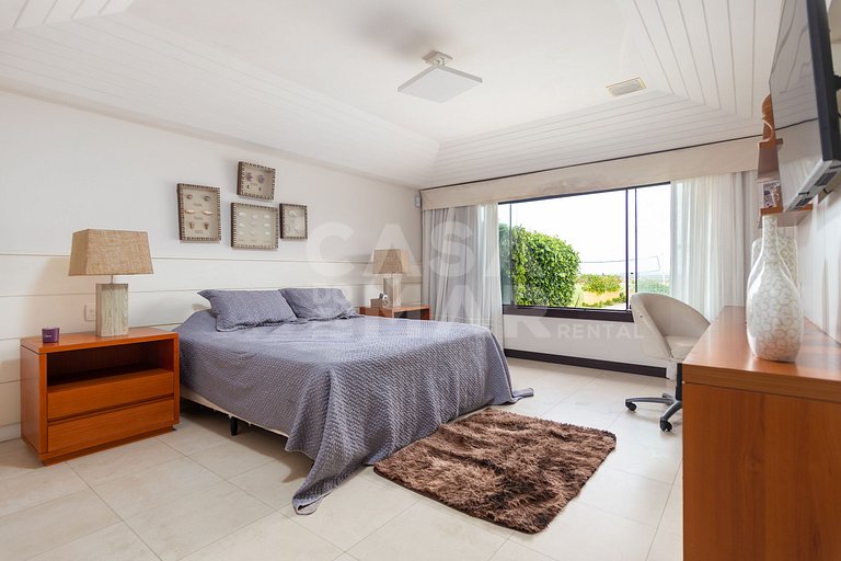 Linda casa com seis suítes, de frente para a Praia Rasa, com