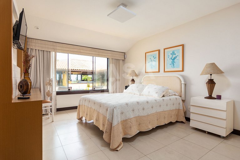 Linda casa com seis suítes, de frente para a Praia Rasa, com