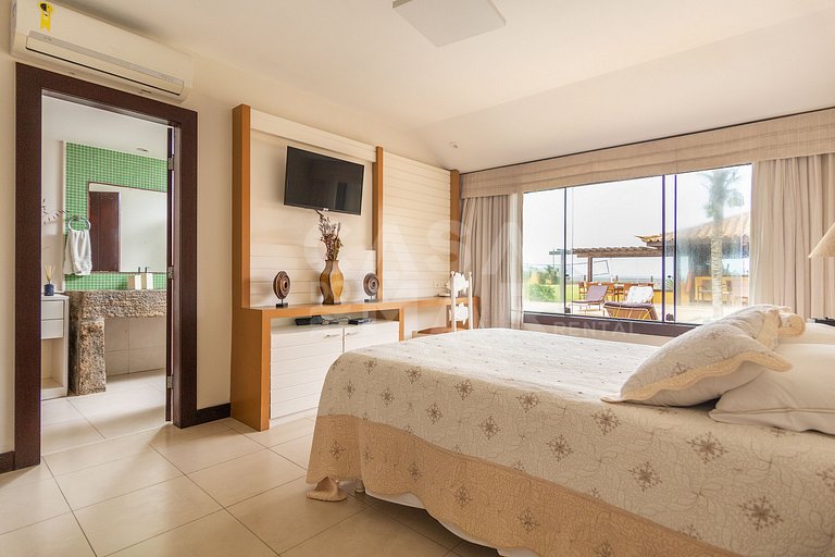 Casa seis suítes, de frente para a Praia Rasa, com piscina