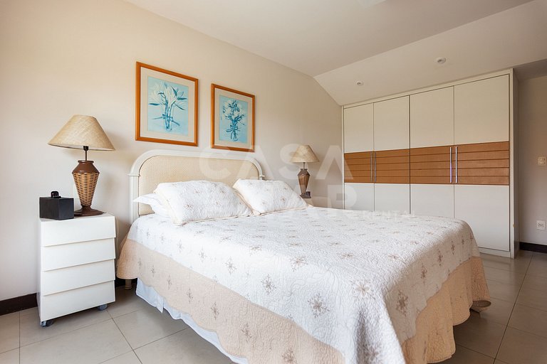 Linda casa com seis suítes, de frente para a Praia Rasa, com
