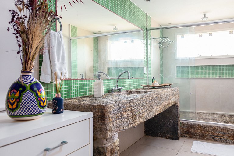 Casa seis suítes, de frente para a Praia Rasa, com piscina