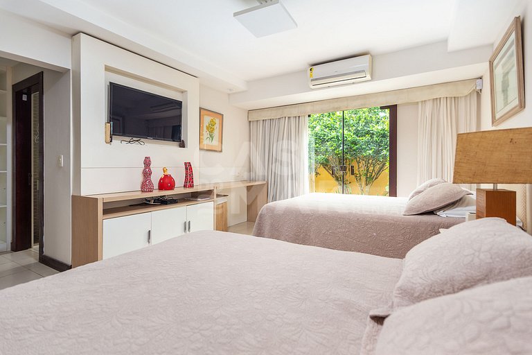 Casa seis suítes, de frente para a Praia Rasa, com piscina