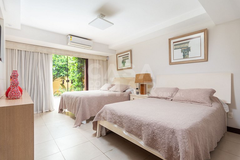 Casa seis suítes, de frente para a Praia Rasa, com piscina