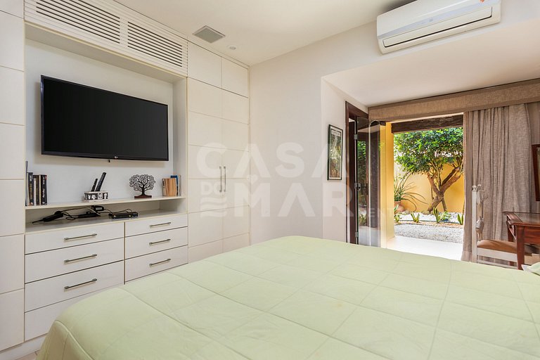 Casa seis suítes, de frente para a Praia Rasa, com piscina