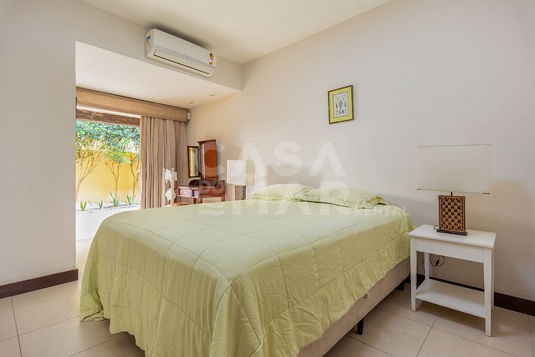 Casa seis suítes, de frente para a Praia Rasa, com piscina