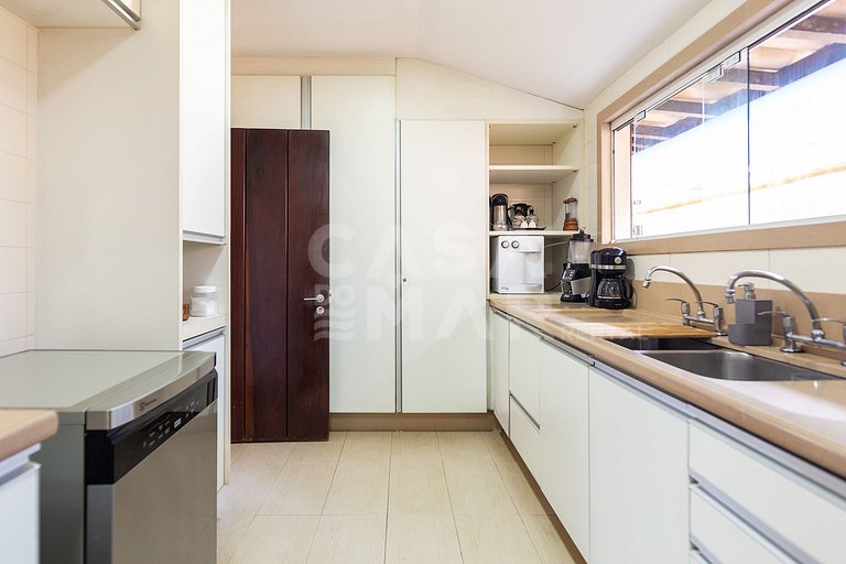 Casa seis suítes, de frente para a Praia Rasa, com piscina