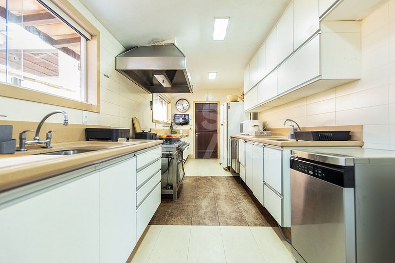 Linda casa com seis suítes, de frente para a Praia Rasa, com