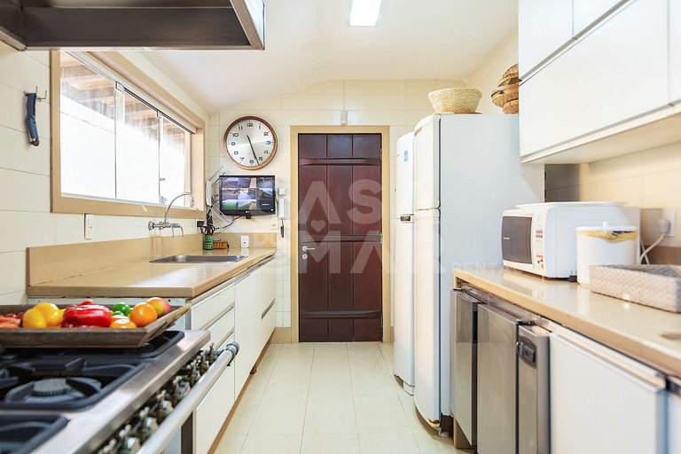 Casa seis suítes, de frente para a Praia Rasa, com piscina