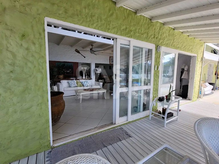 Linda casa com seis suítes, de frente pro mar