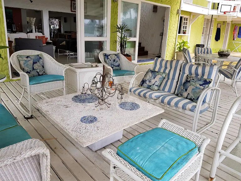 Linda casa com seis suítes, de frente pro mar