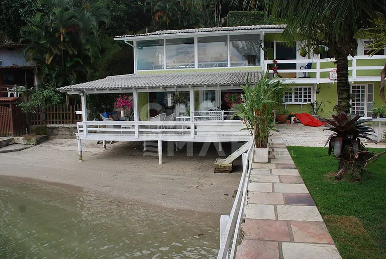 Linda casa com seis suítes, de frente pro mar