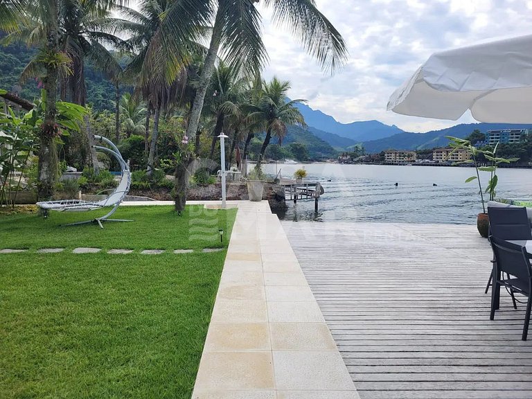 Linda casa com seis suítes, de frente pro mar