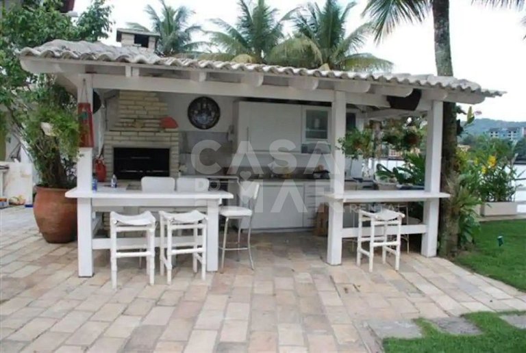 Linda casa com seis suítes, de frente pro mar