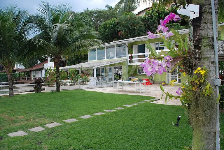 Linda casa com seis suítes, de frente pro mar