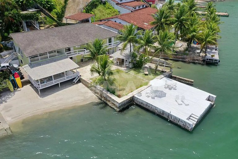 Linda casa com seis suítes, de frente pro mar
