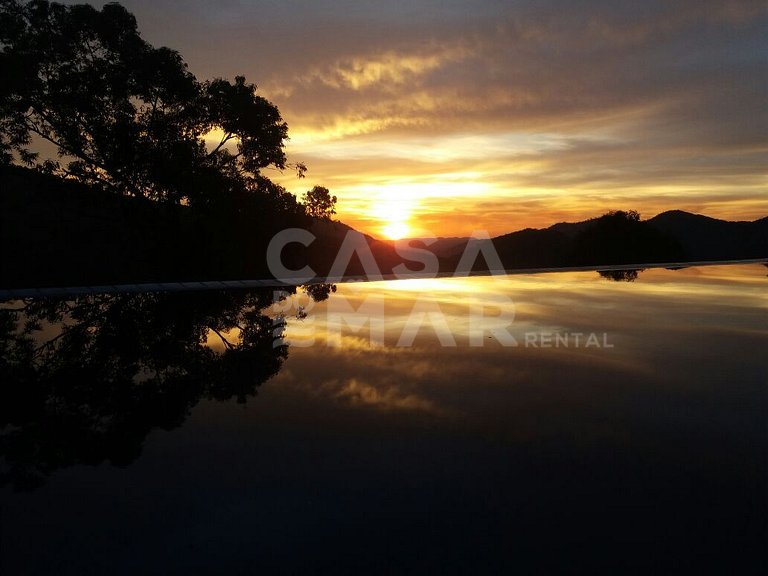 Linda casa em Itaipava com seis suítes, piscina e vista para