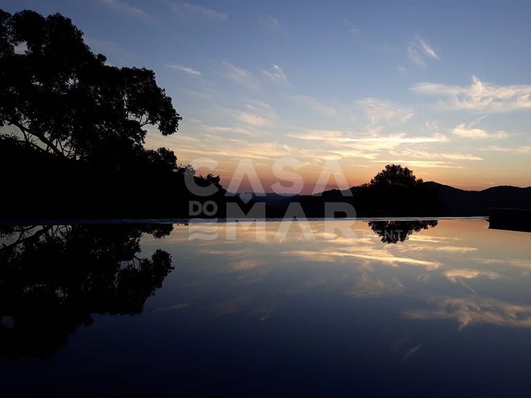 Linda casa em Itaipava com seis suítes, piscina e vista para